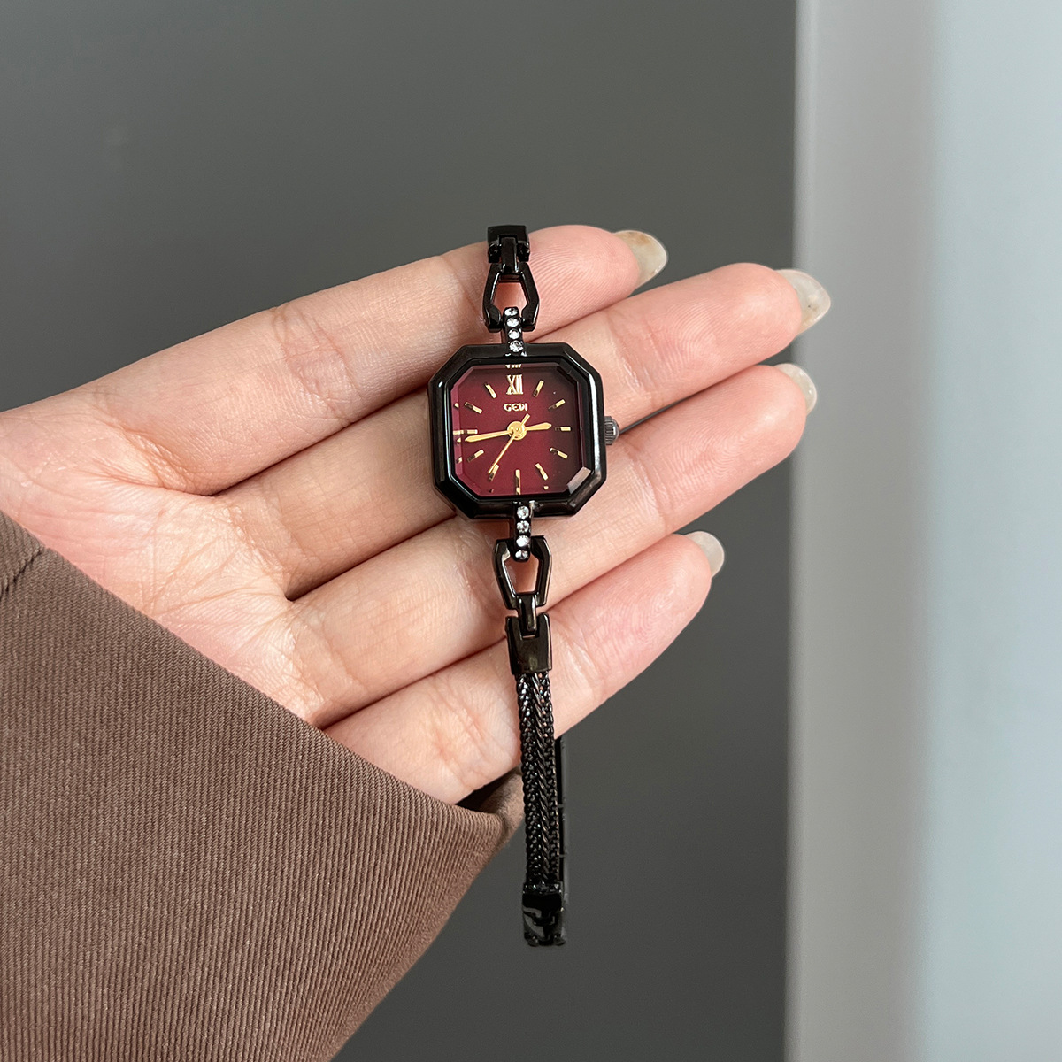 スクエア型のおしゃれで洗練された高級合金クォーツ腕時計、軽や - Luxury Watch Value のレビューと価格