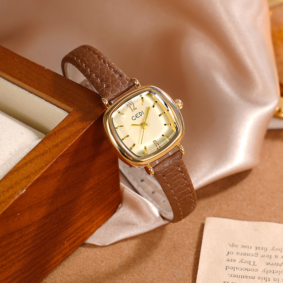 UTHAI 61018 CQ490 シンプル、高い美的価値、 - Luxury Watch Value のレビューと価格