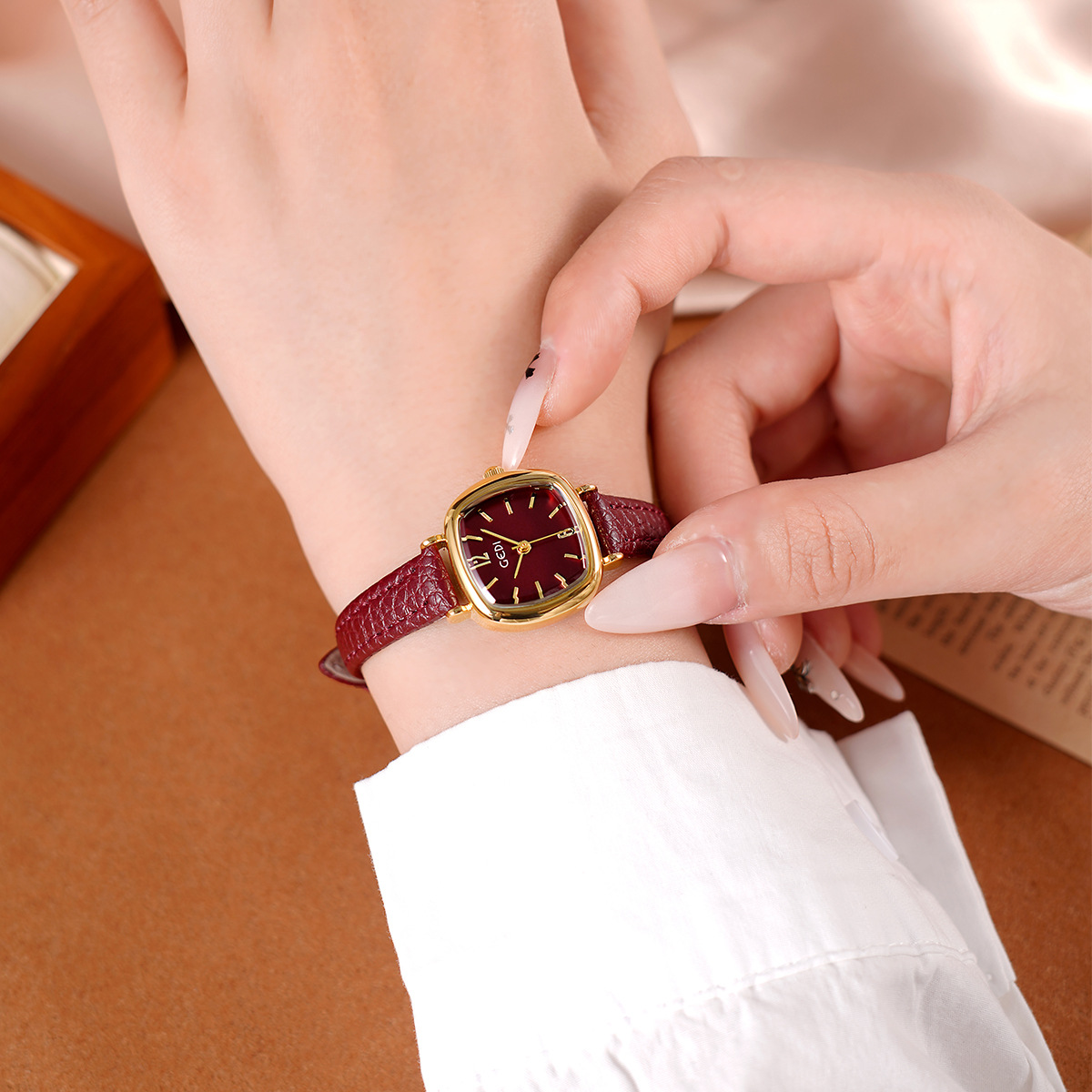 UTHAI 61018 CQ490 シンプル、高い美的価値、 - Luxury Watch Value のレビューと価格