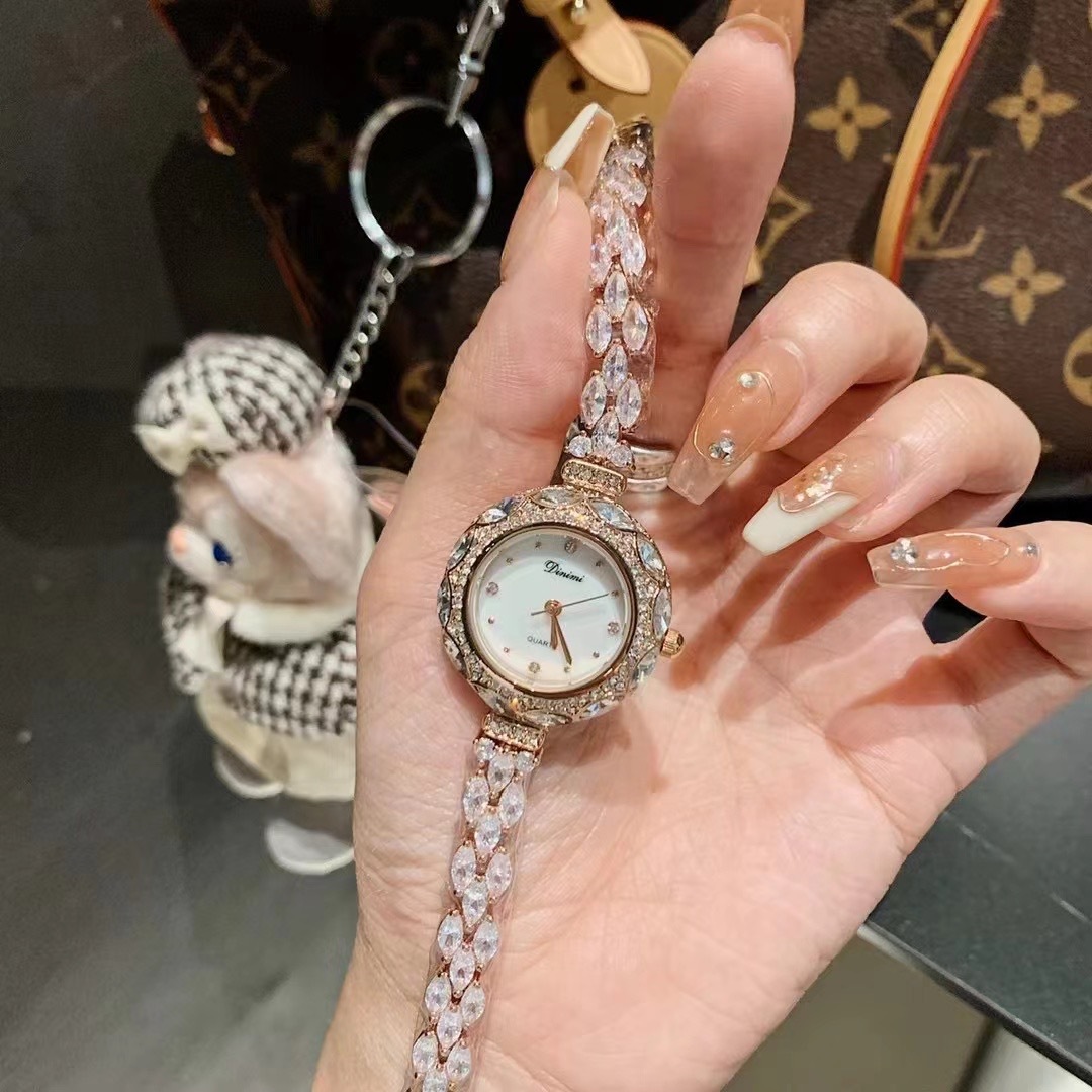 絶妙でスタイリッシュな韓国風レディースブレスレットウォッチ、 - Luxury Watch Value のレビューと価格