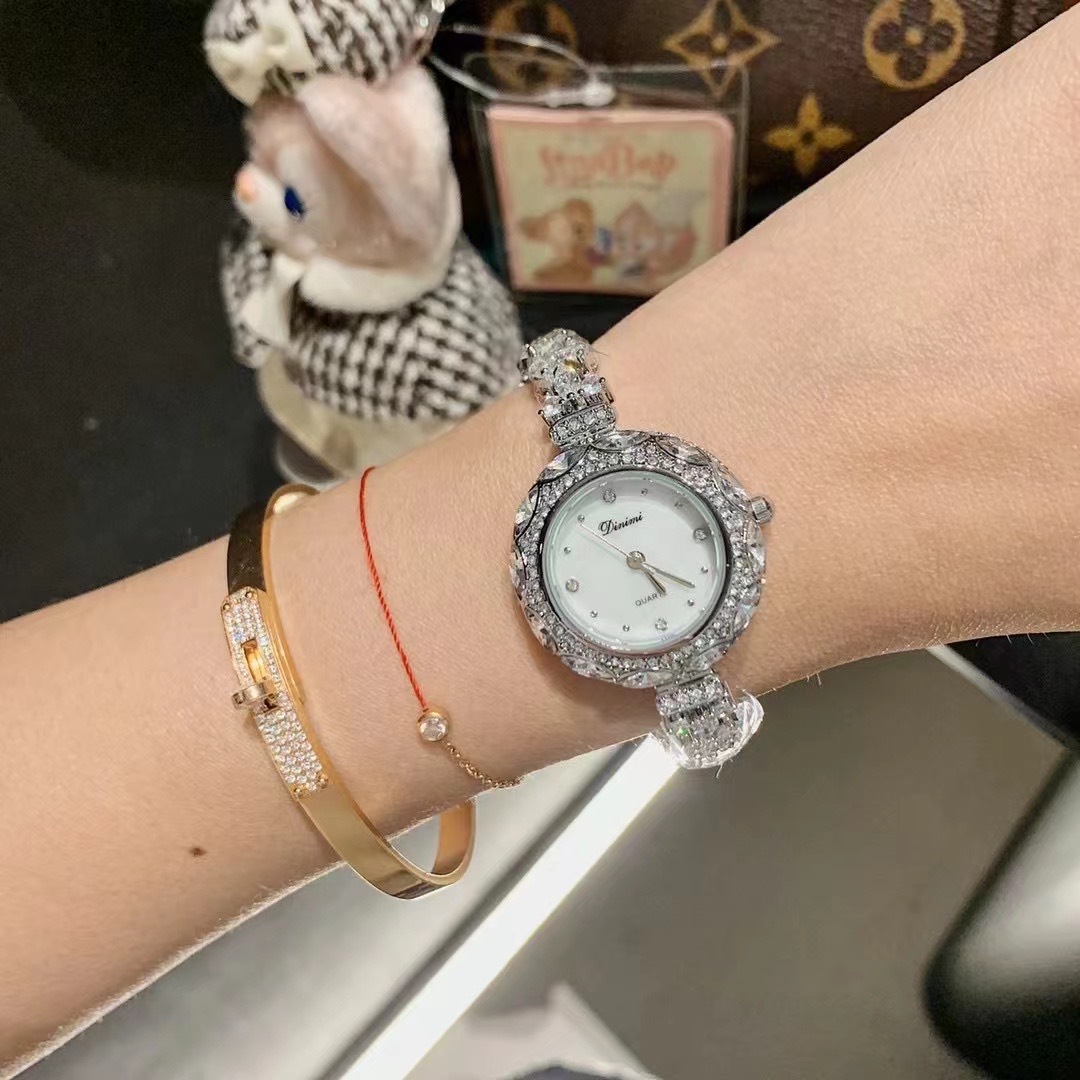 絶妙でスタイリッシュな韓国風レディースブレスレットウォッチ、 - Luxury Watch Value のレビューと価格
